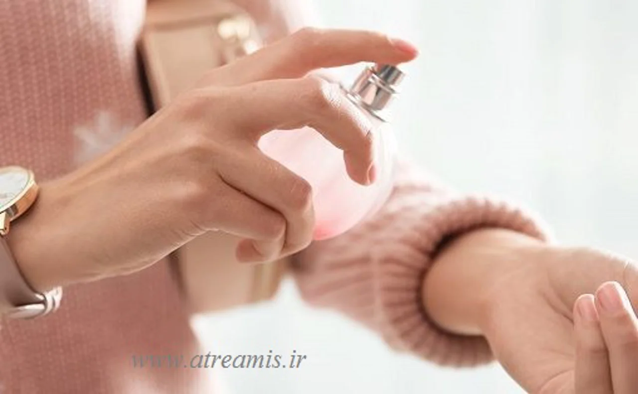 چگونه ماندگاری عطر را بیشتر کنیم؟ راهنمای کامل افزایش دوام و پخش بوی عطر