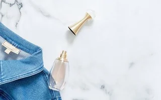 چگونه بوی عطر را از روی لباس پاک کنیم؟ ۶ روش مؤثر برای از بین بردن رایحه عطر
