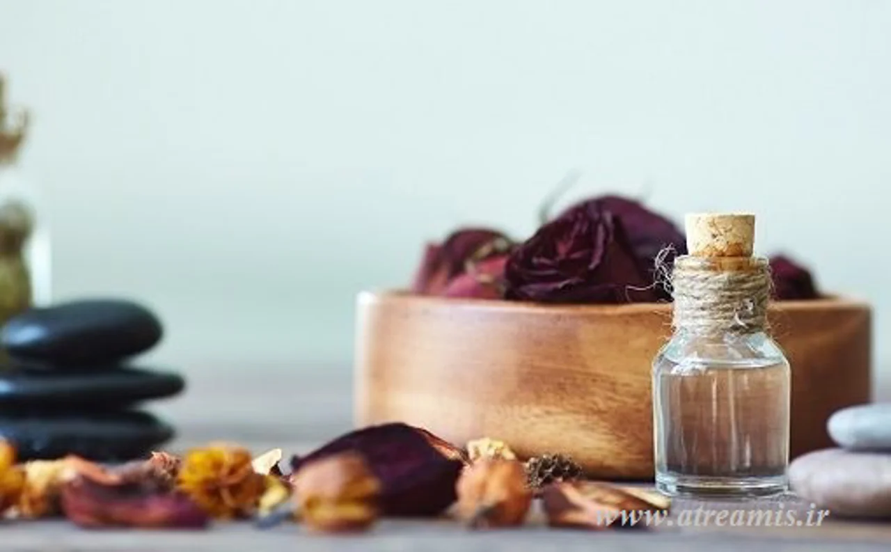 عطر چگونه ساخته می‌شود؟ راهنمای کامل مراحل تولید عطر